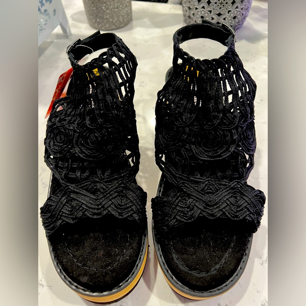MUK LUKS ~ crochet / macrame ANKLE WRAP SANDAL! ~ size 8 ~ BRAND NEW W TAGS! 🖤